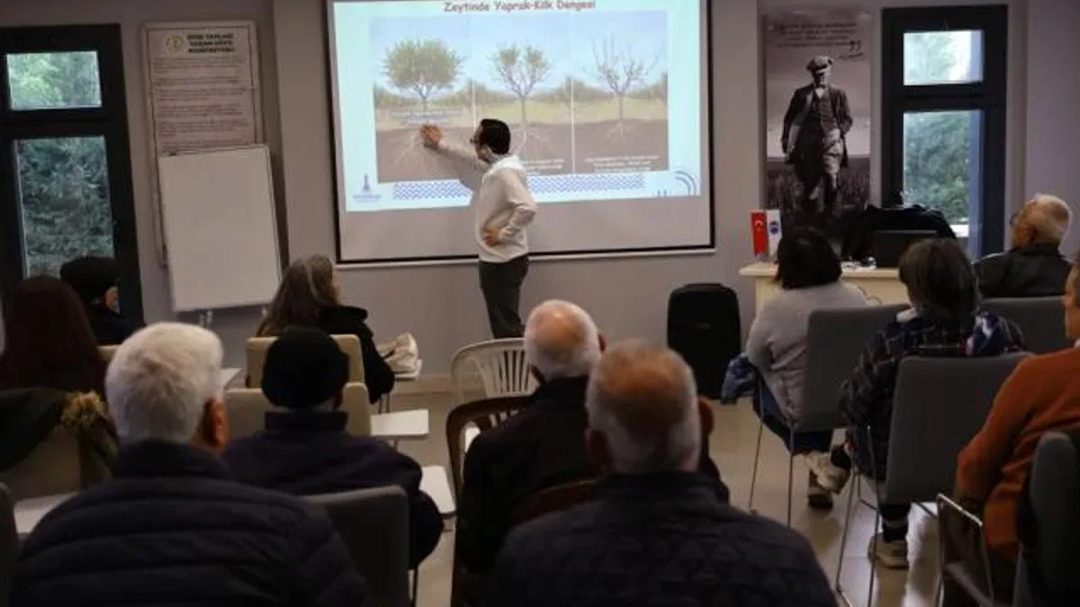 İzmir Efes Selçuk’ta üreticilere zeytin budama eğitimi