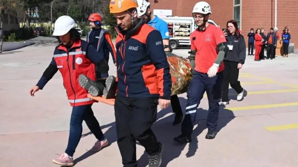 Manisa'da öğrencilere yYönelik deprem tahliye tatbikatı