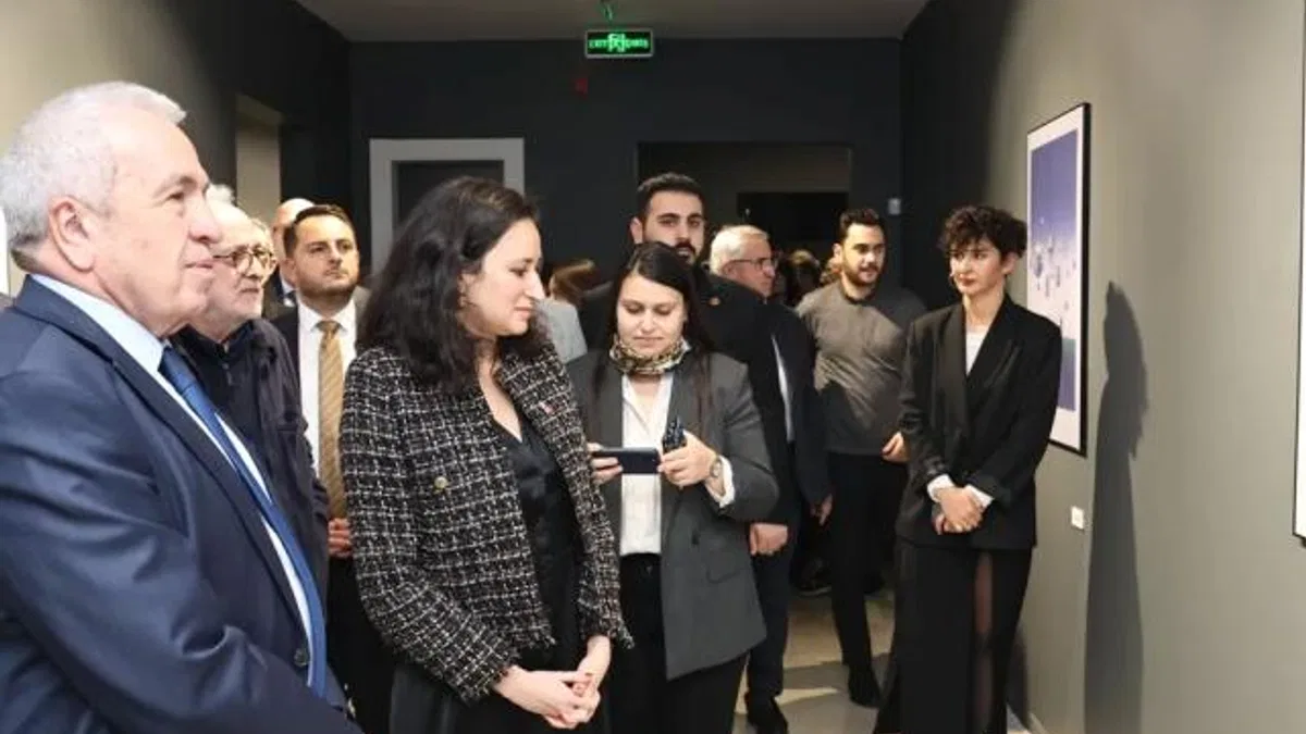 "Yerle Gök Arasında" sergisi izlenime açıldı