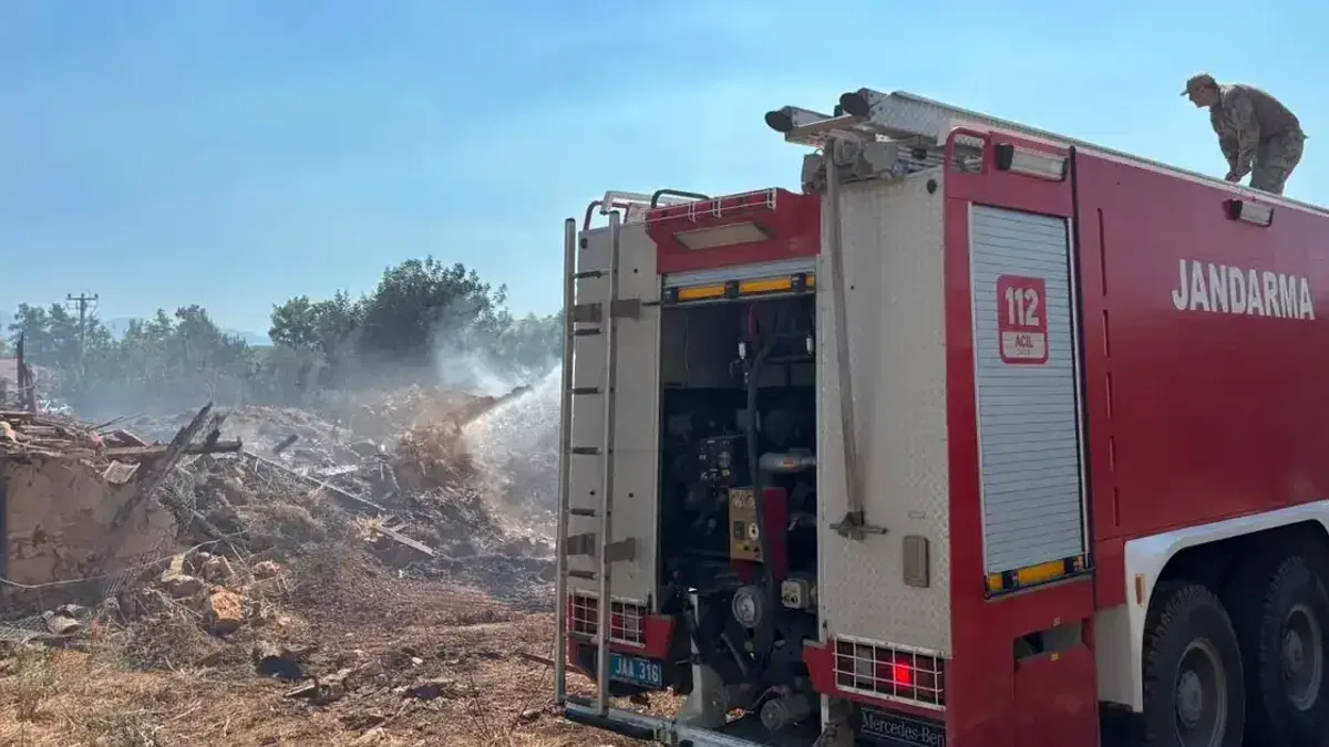 Antalya’da orman yangınlarına jandarmadan yoğun müdahale