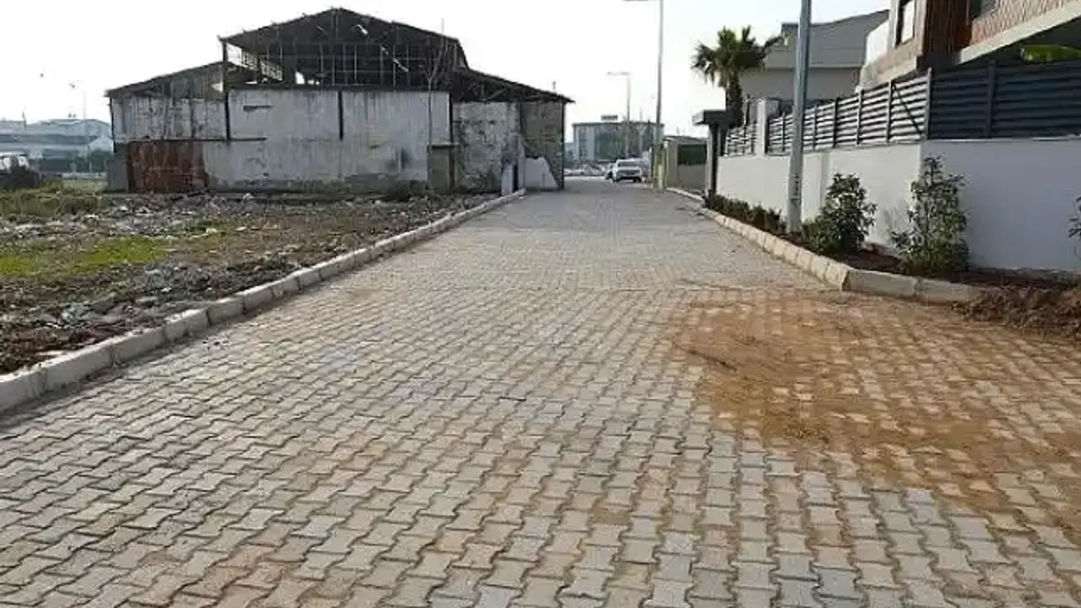 Menderes Belediyesi, Cüneytbey Mahallesi'nde yolları kilit parke ile yeniledi.