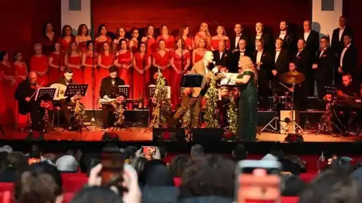 Manisa'da yeni yılı şarkılarla karşıladılar