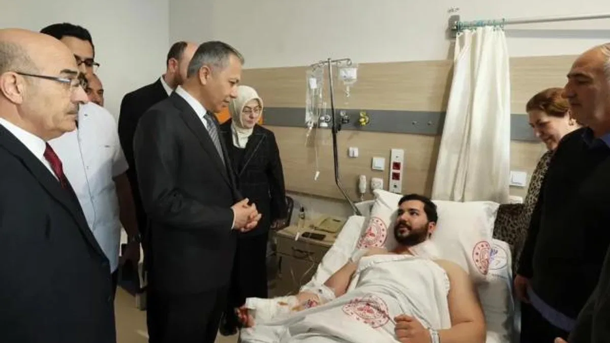 Bakan Yerlikaya’dan Yalova’daki yaralı polislere ziyaret