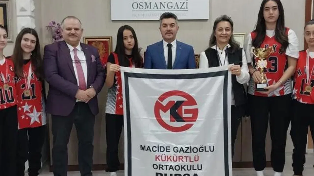 Macide Gazioğlu Ortaokulu'ndan bir günde üç şampiyonluk