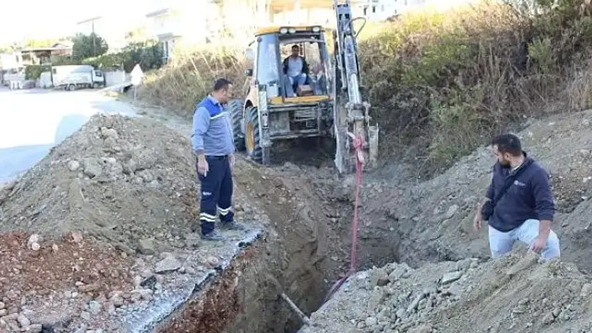 Manavgat'ta bozulan yollar onarılıyor