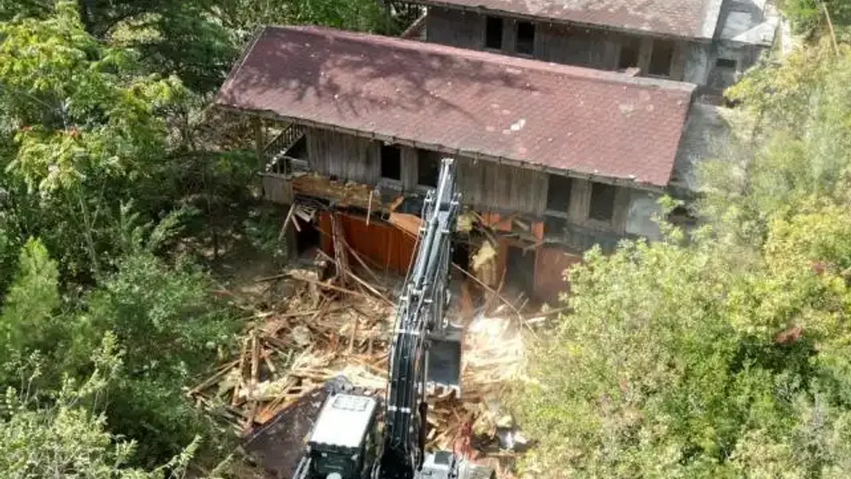 İzmit’te tehlikeli metruk yıkıldı