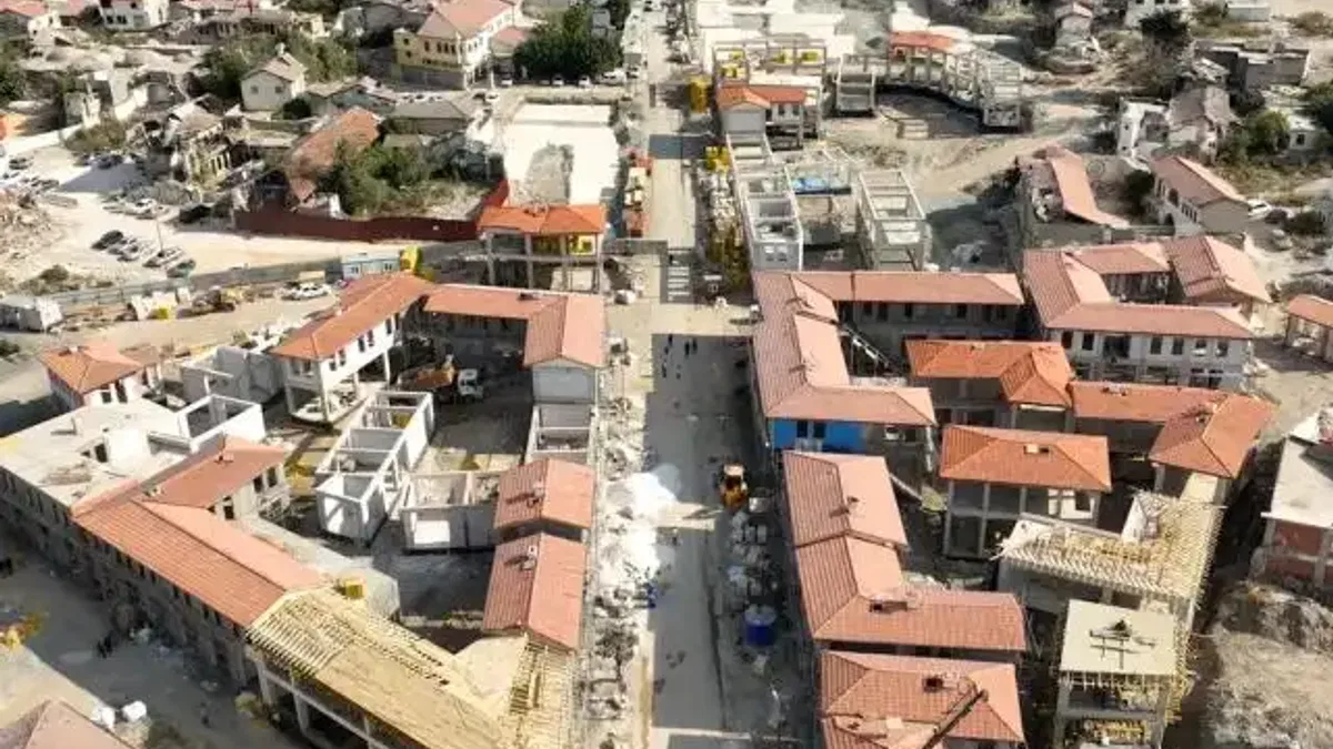 Hatay'ın kalbi ayağa kaldırılıyor! Tarihi Uzun Çarşı'da depremin izleri siliniyor