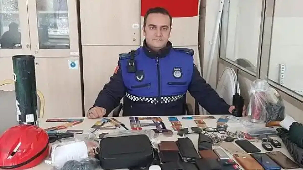 Kayıp eşyalar zabıtada sahiplerini bekliyor