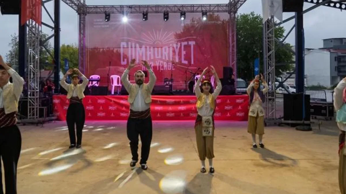 İzmir'de Cumhuriyet coşkusu Kiraz’da