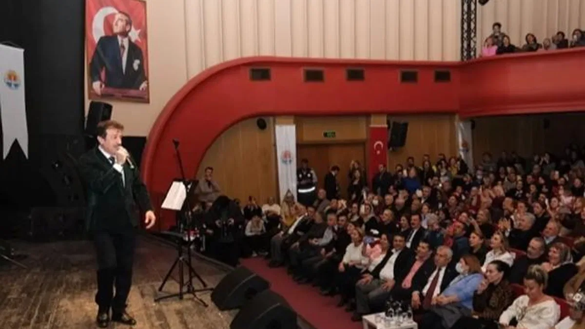 Ferdi Tayfur Adana'da anıldı