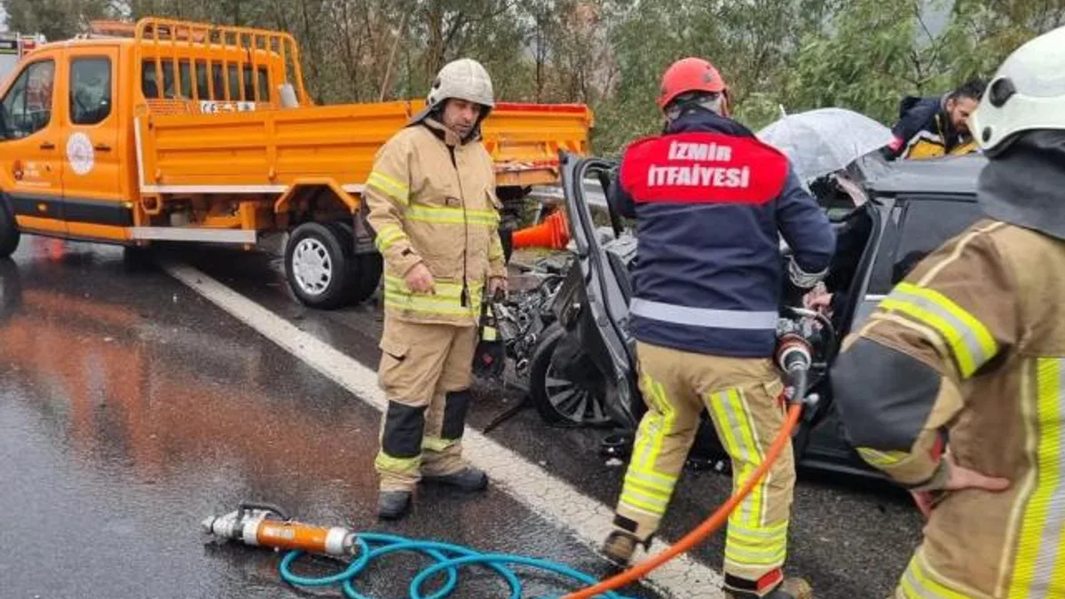 İzmir'de zincirleme trafik kazasına itfaiyeden hızlı müdahale