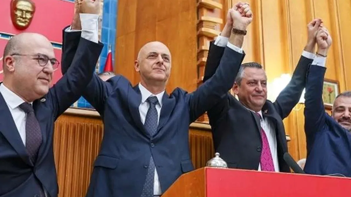 Ümit Özlale CHP rozetini taktı