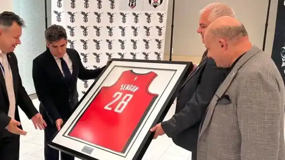 Milli basketbolcu Alperen Şengün’ün forması artık New York Türkevi’nde!
