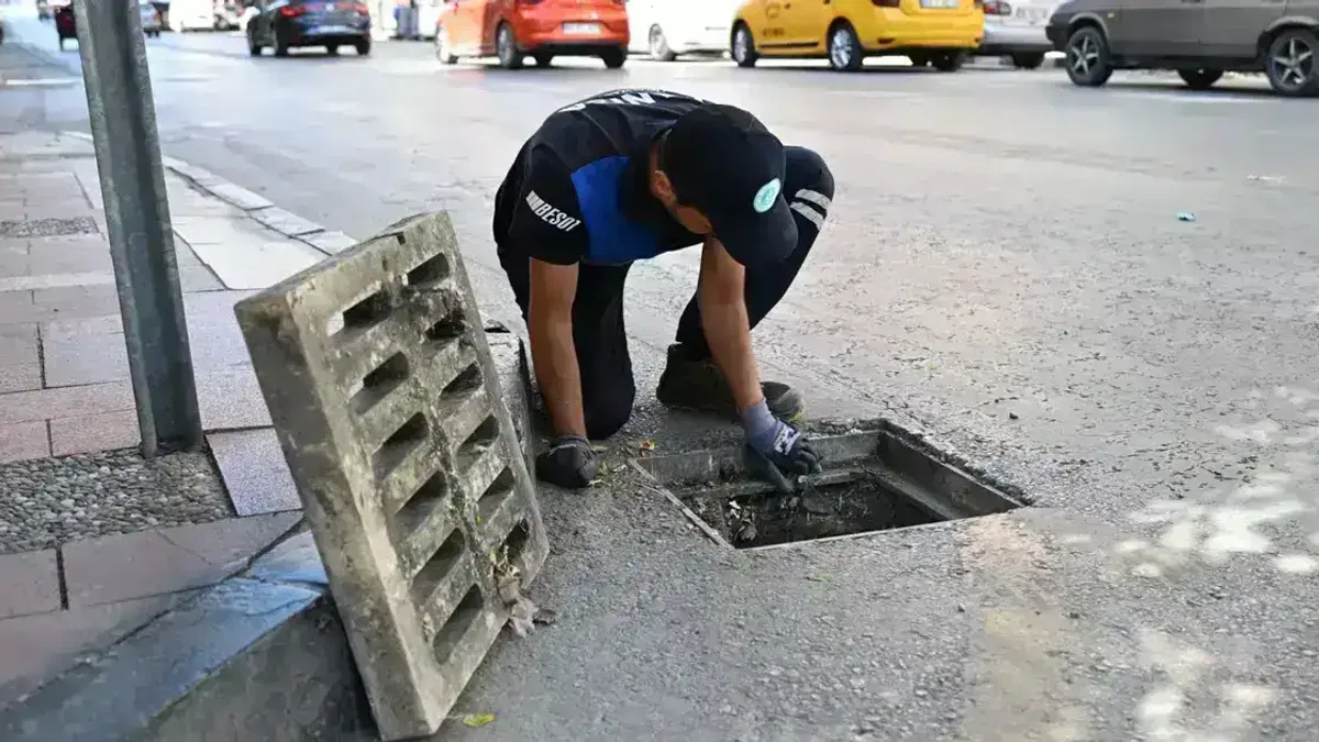 Manisa'da yağışlar öncesi ızgara temizliklerini hızlandırdı