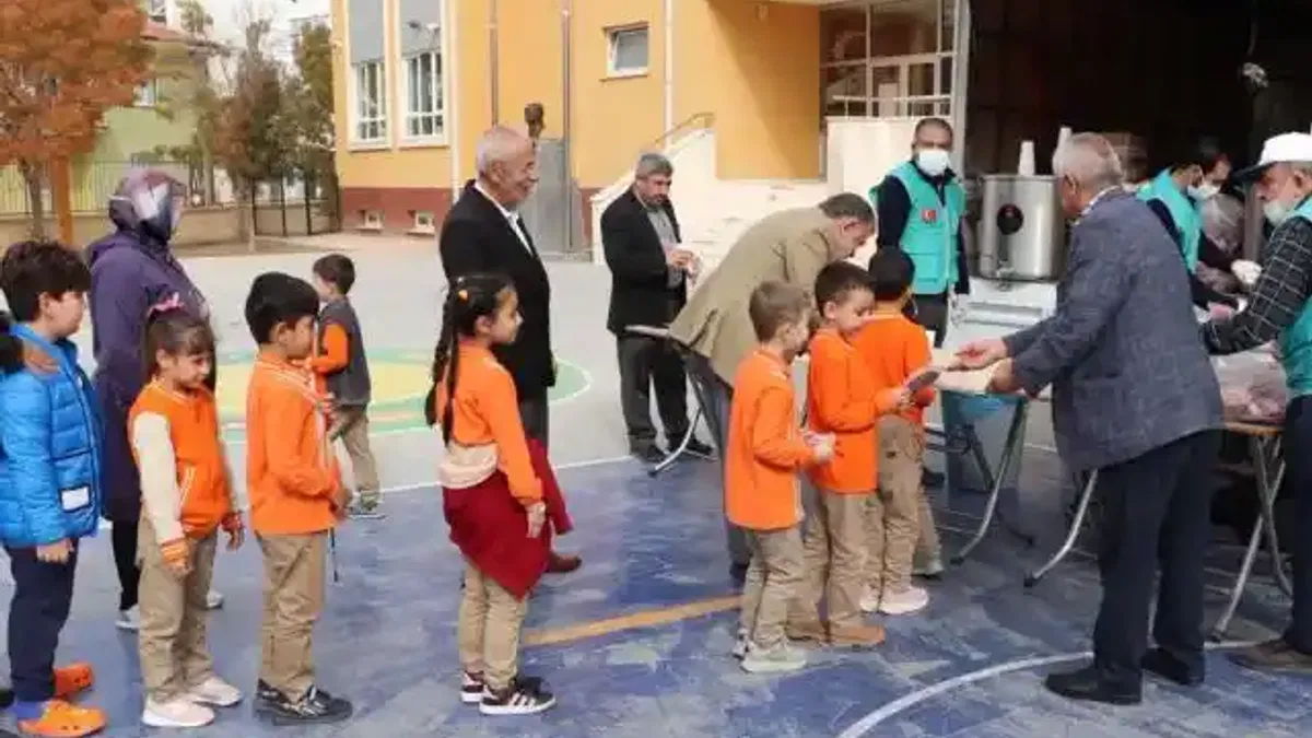 Konya Karaman'da Cansuyu Derneği'nden çorba ikramı