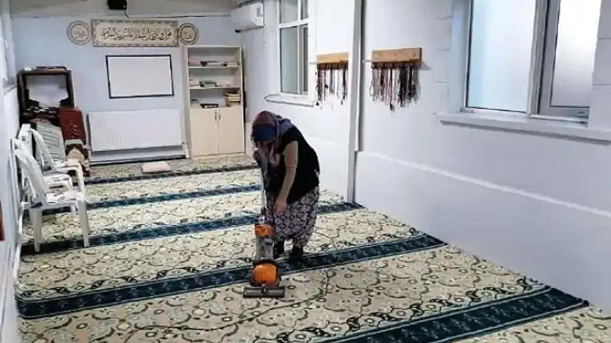 Geyve'de cami temizliği devam ediyor