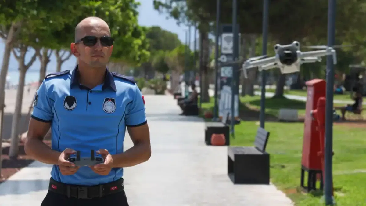 Antalya Konyaaltı Sahili’nde drone destekli zabıta denetimi