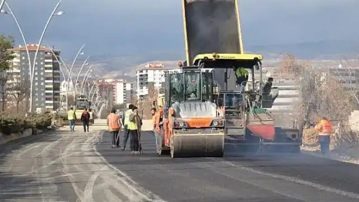 Kahramankazan Belediye Başkanı Selim Çırpanoğlu, Yıldırım Beyazıt Mahallesi'nde yürütülen asfalt çalışmalarını yerinde inceledi.