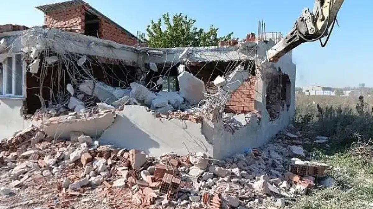 Doğanevler'de kaçak 3 yapı yıkıldı