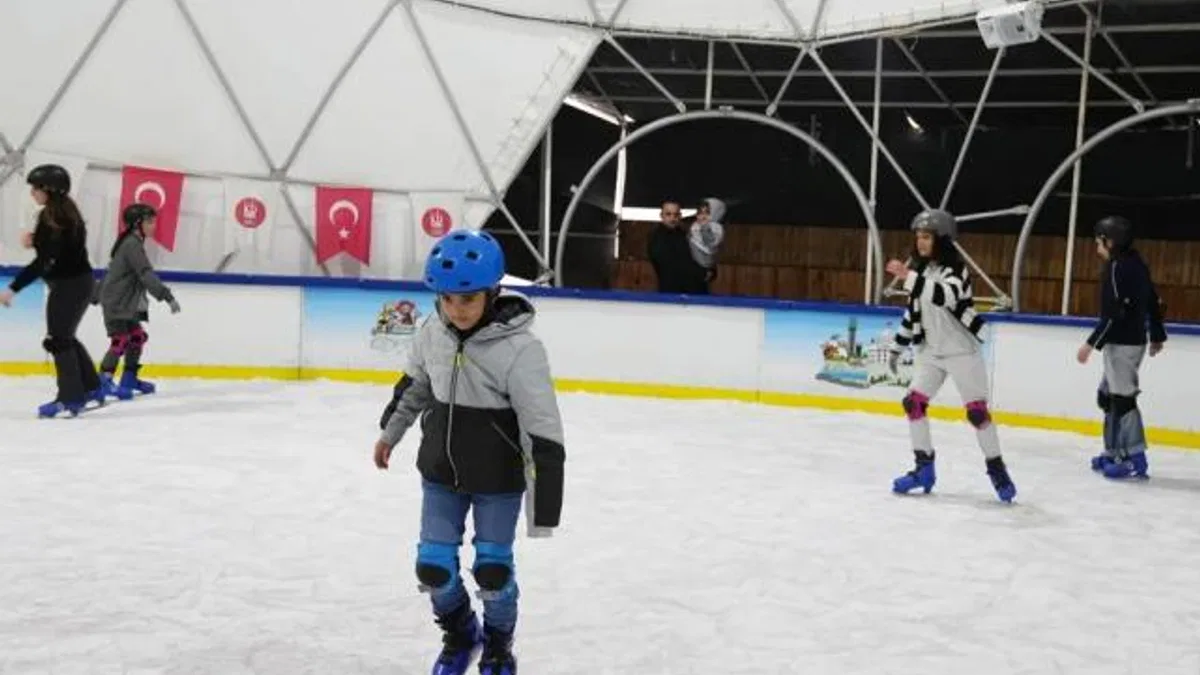 Ankara Keçiören'de buz pateni keyfi