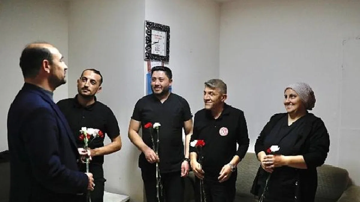 Tıp Bayramı'nda Sağlık Çalışanlarına Karanfil Dağıtıldı