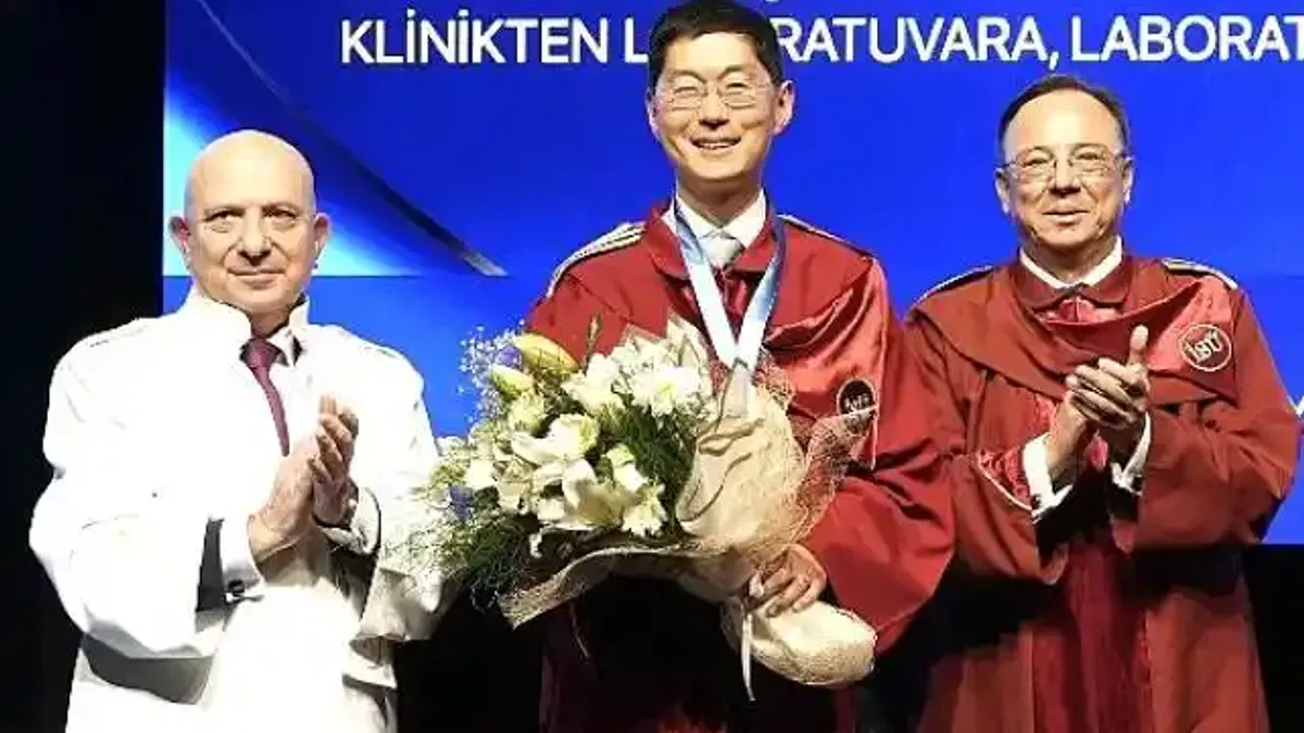 İstinye Üniversitesi Tıp Fakültesi Bilim Nişanı Stanford Üniversitesi'nden Prof. Dr. Michael Lim'e takdim edildi.