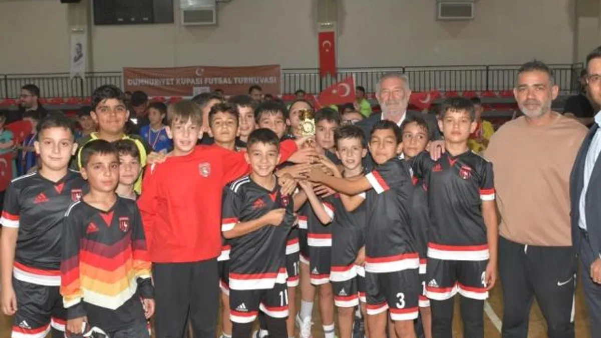 İzmir Çiğli’de Cumhuriyet coşkusu Futsal sahasında zirveye taşındı