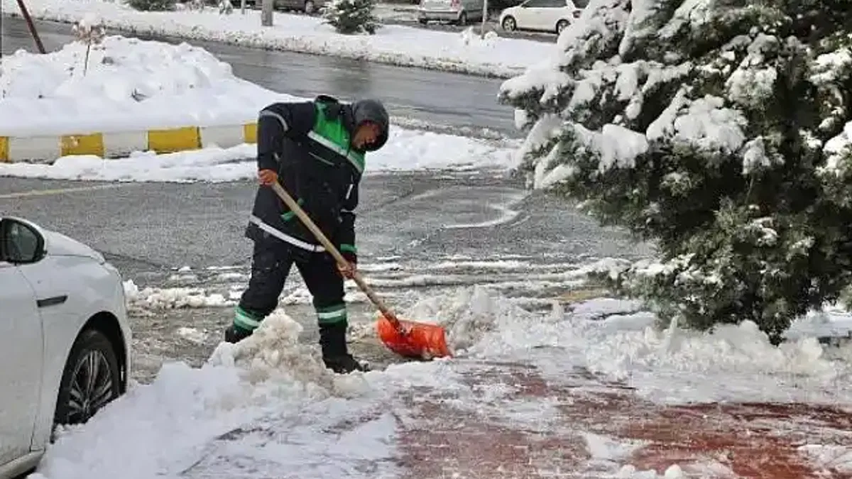Başkan Arı "Nevşehir'de Kar Mesaimiz Aralıksız Sürüyor"