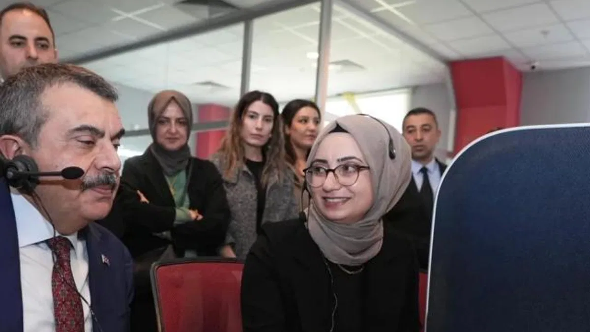 Bakan Tekin Van'da MEBİM'de çağrı yanıtladı