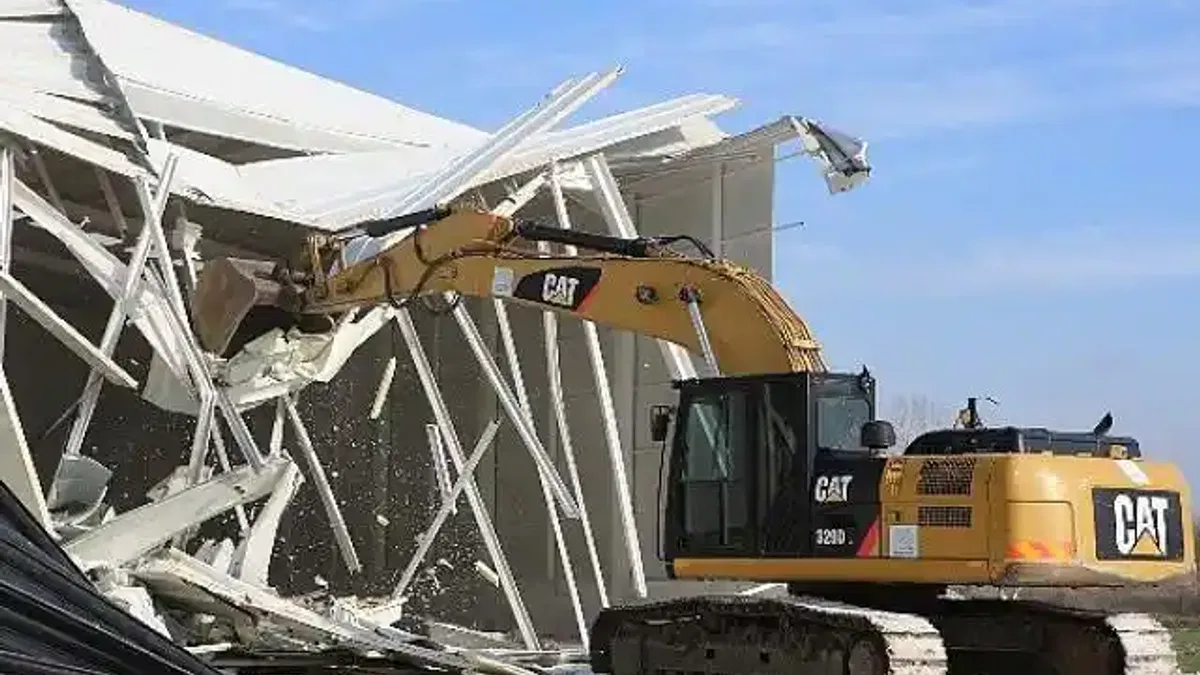 Tahtalı'da kaçak depo yıkıldı