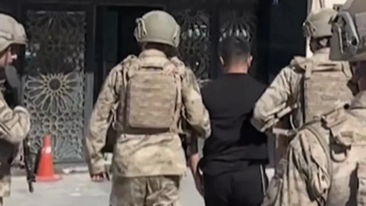 Milli değerlere saygısızlık operasyonu! Türk bayrağına ayak basma videosunu beğenen şüpheli gözaltında