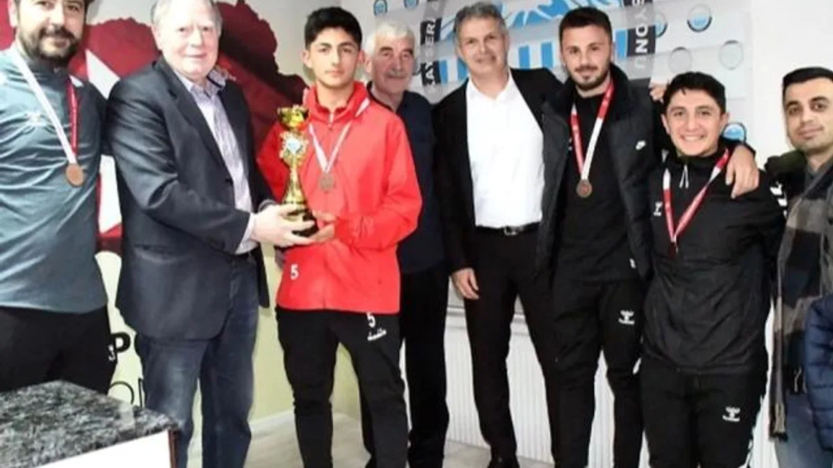Kayseri Talas Belediyespor'un gençleri şampiyonluğu yakaladı