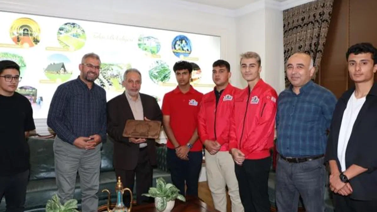 Mustafa Yalçın'a TEKNOFEST öğrencilerinden ziyaret