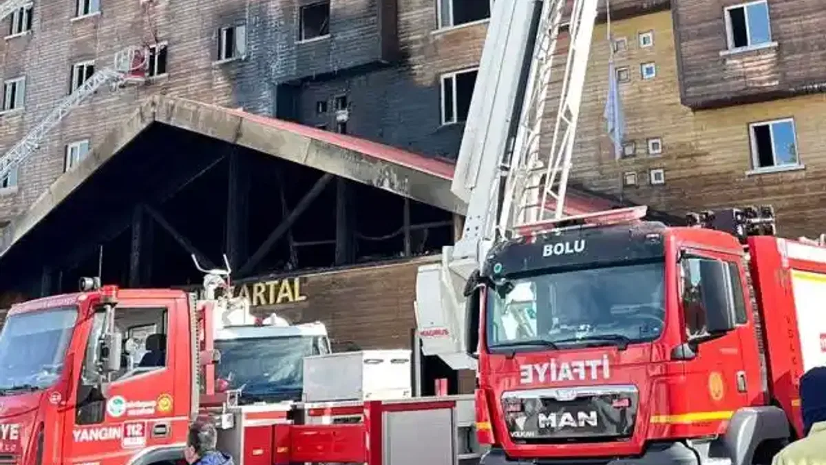 Sakarya itfaiyesi Kartalkaya'da yangına desteğe katıldı