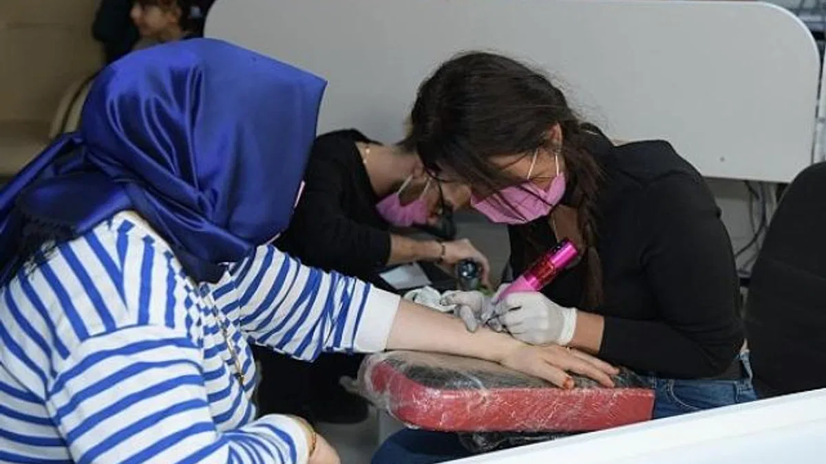Kahramankazan Belediyesi, ilçede ikamet eden yaşlı, engelli ve isteyen tüm vatandaşlara yönelik "Sevgi İzi" uygulamasını sürdürüyor.