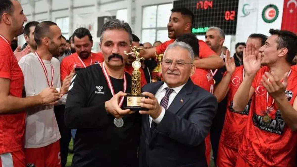 Memduh Büyükkılıç halı sahaya ayak bastı