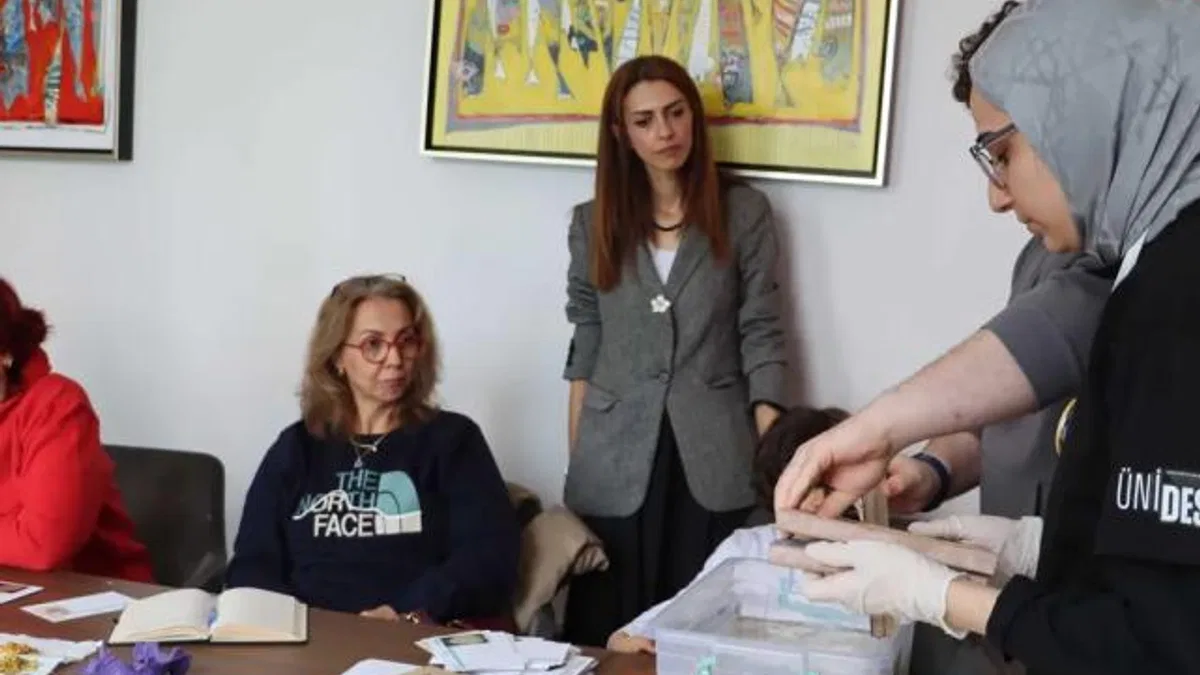 Maltepe'de geleneksel yöntemle kâğıt yapımını öğrendiler