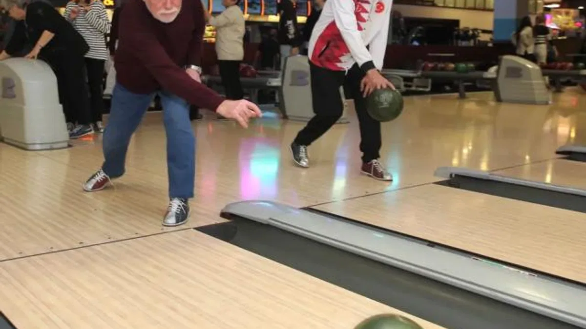 Ankara'da huzurevi sakinleri bowling ile eğlendi