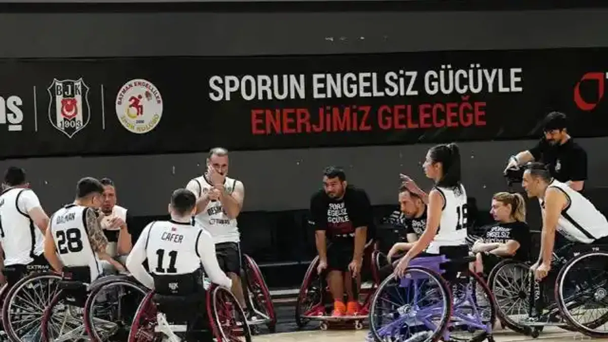 Tekerlekli sandalyeliler potada dostluk maçında buluştu