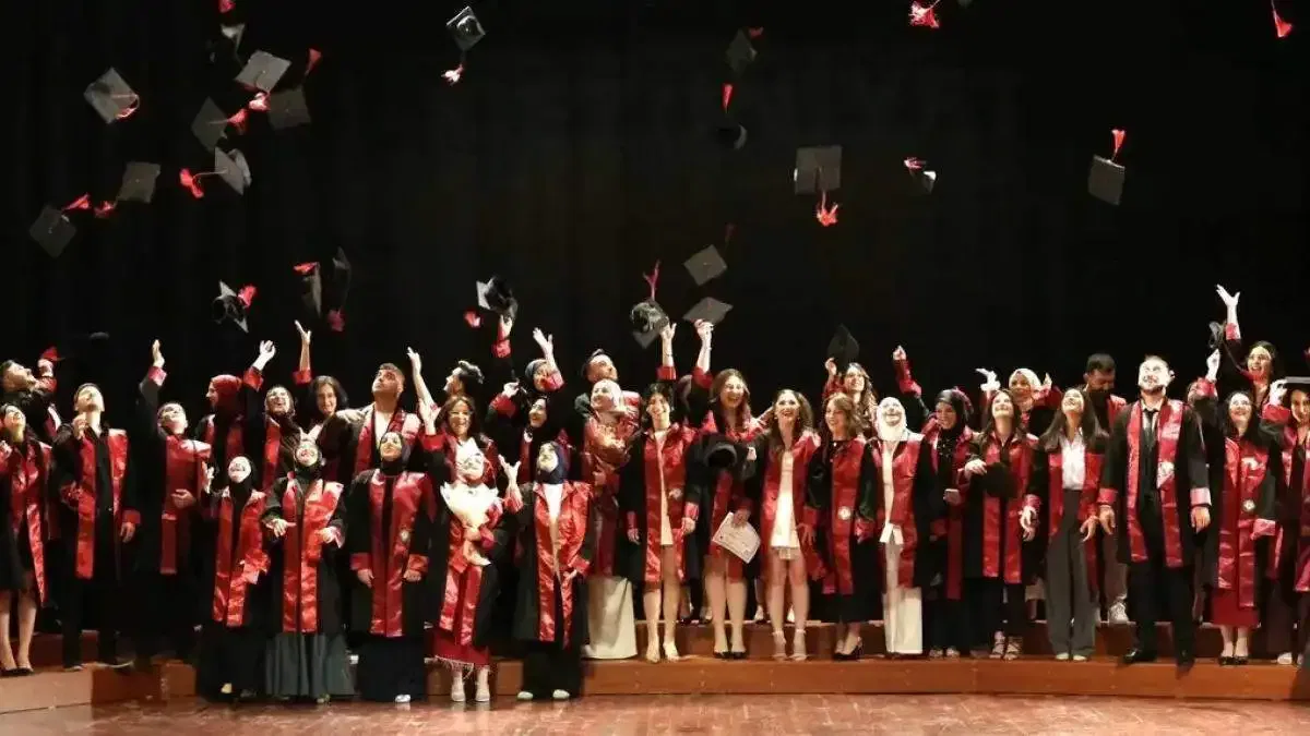 Artvin Çoruh Üniversitesi'nde mezuniyet coşkusunu yaşandı