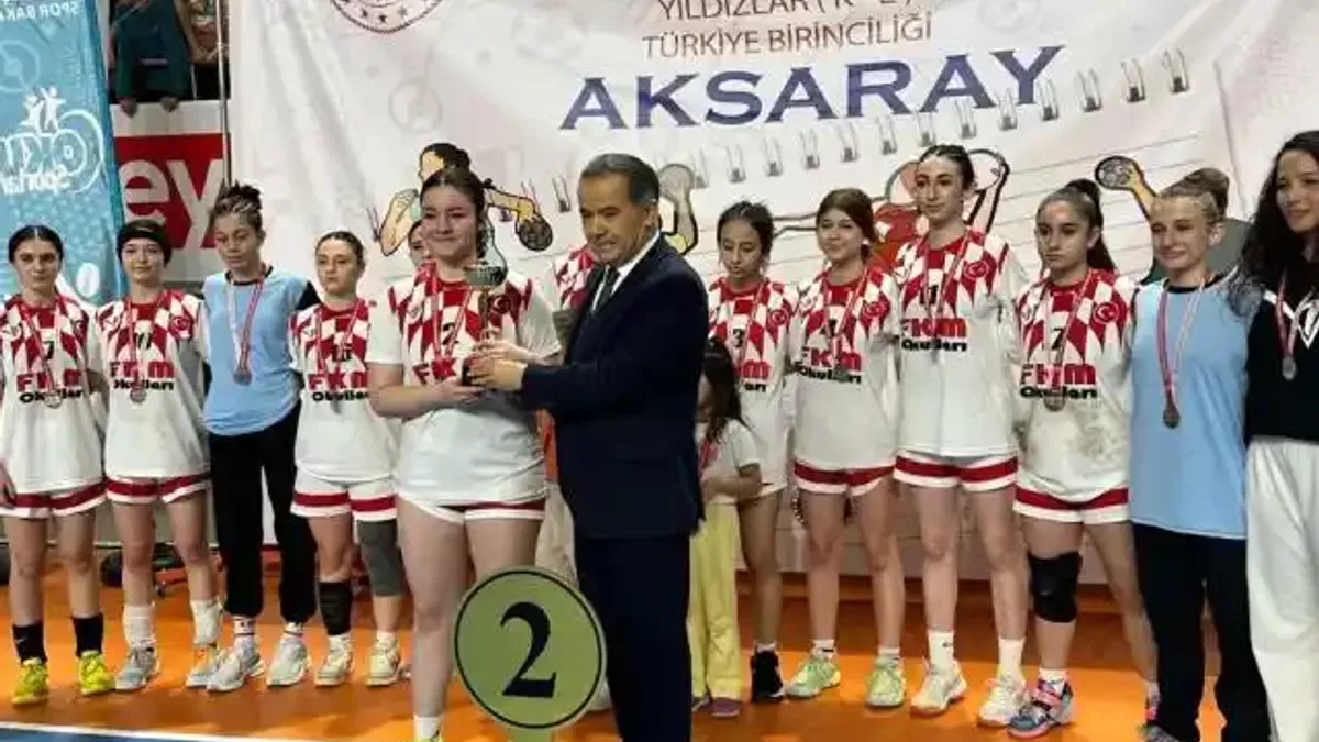 Mudanya’nın yıldız hentbolcuları Türkiye ikincisi oldu
