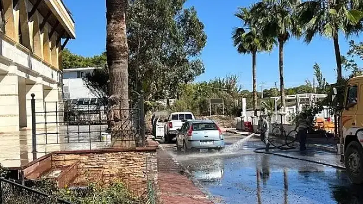 Kemer'de yeşil alanlarda bakım çalışması