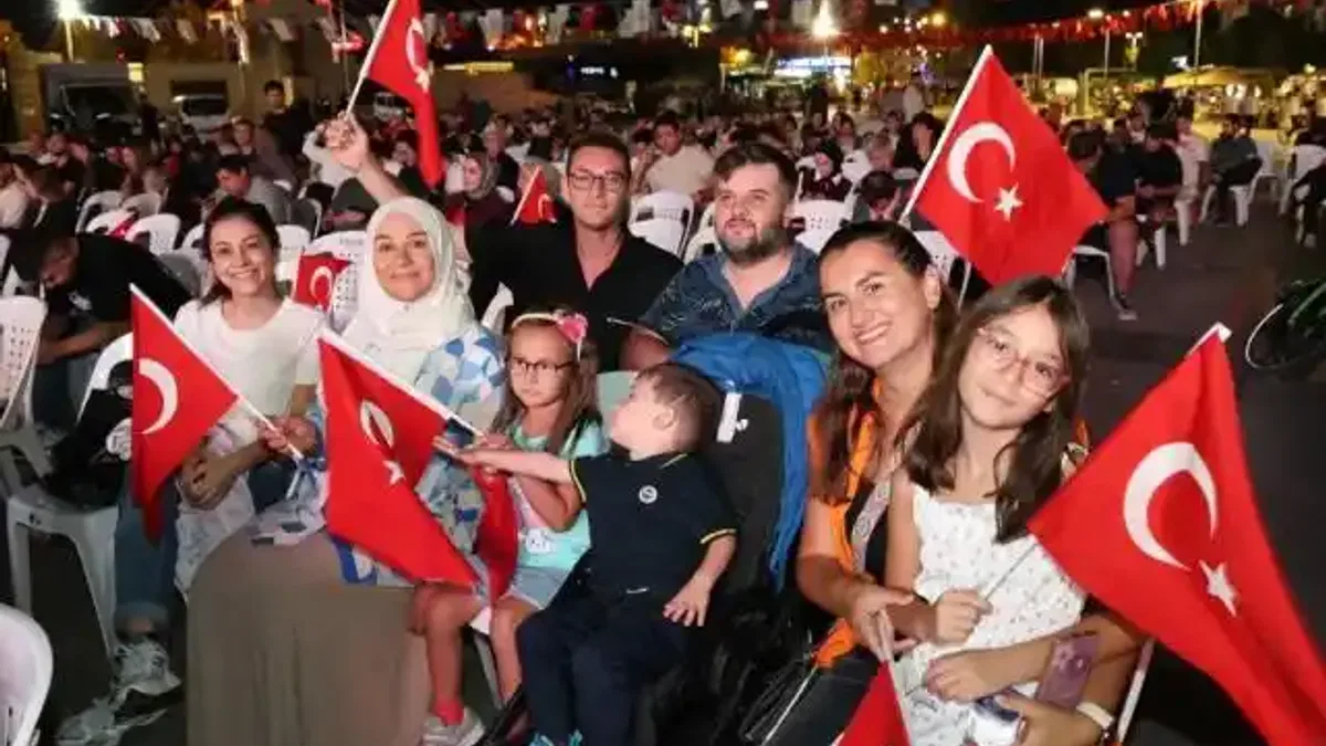 Kocaelililer, mili coşkuyu dev ekranda yaşadı