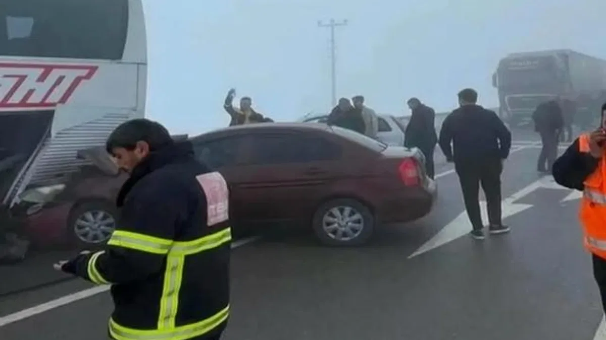 Sivas–Kayseri Karayolu'nda yoğun sis zincirleme kazaya yol açtı