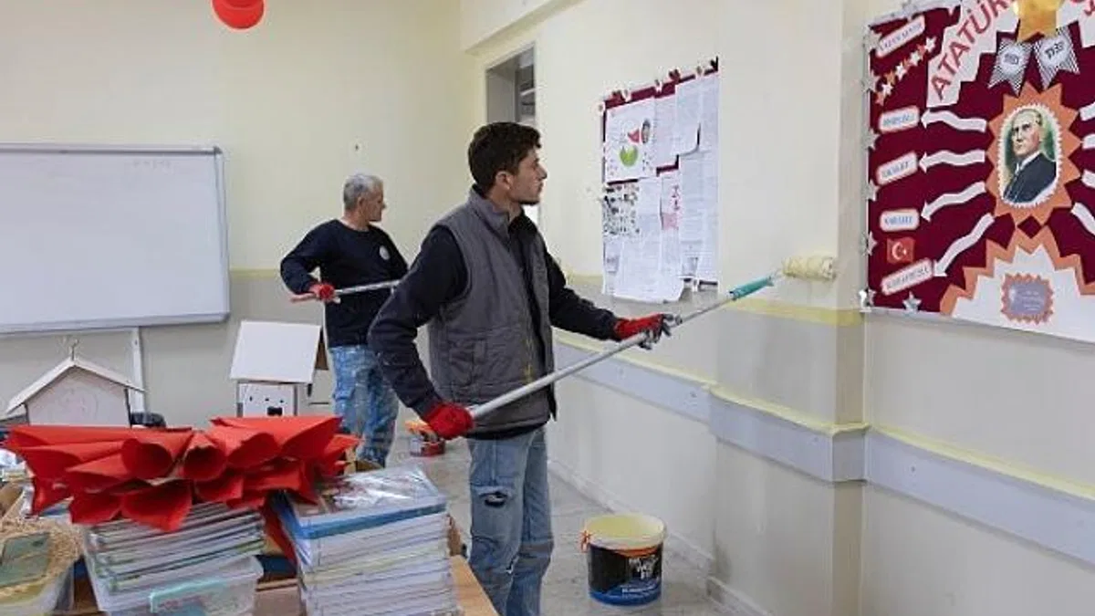 Balçova Belediyesi'nden okullara boyama desteği
