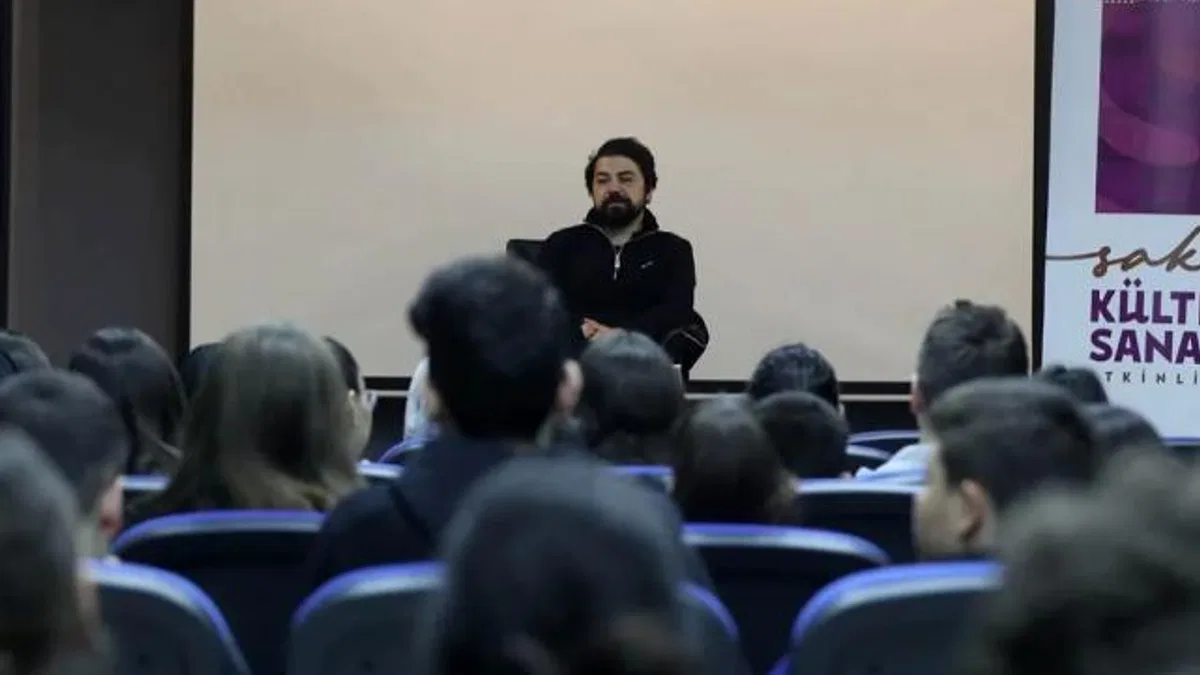 Sakarya'da yazar Yanık edebiyatsever gençlerle buluştu