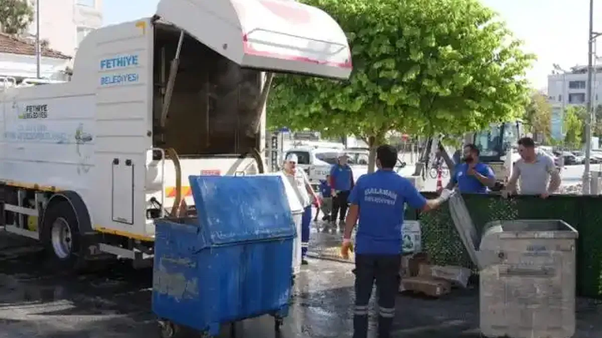 Muğla Dalaman’da çöp konteynerleri yerinde yıkandı