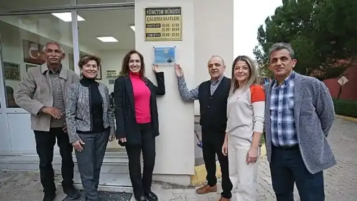 Başkan Ünsal'dan 9 öğrenci okutan siteye teşekkür plaketi