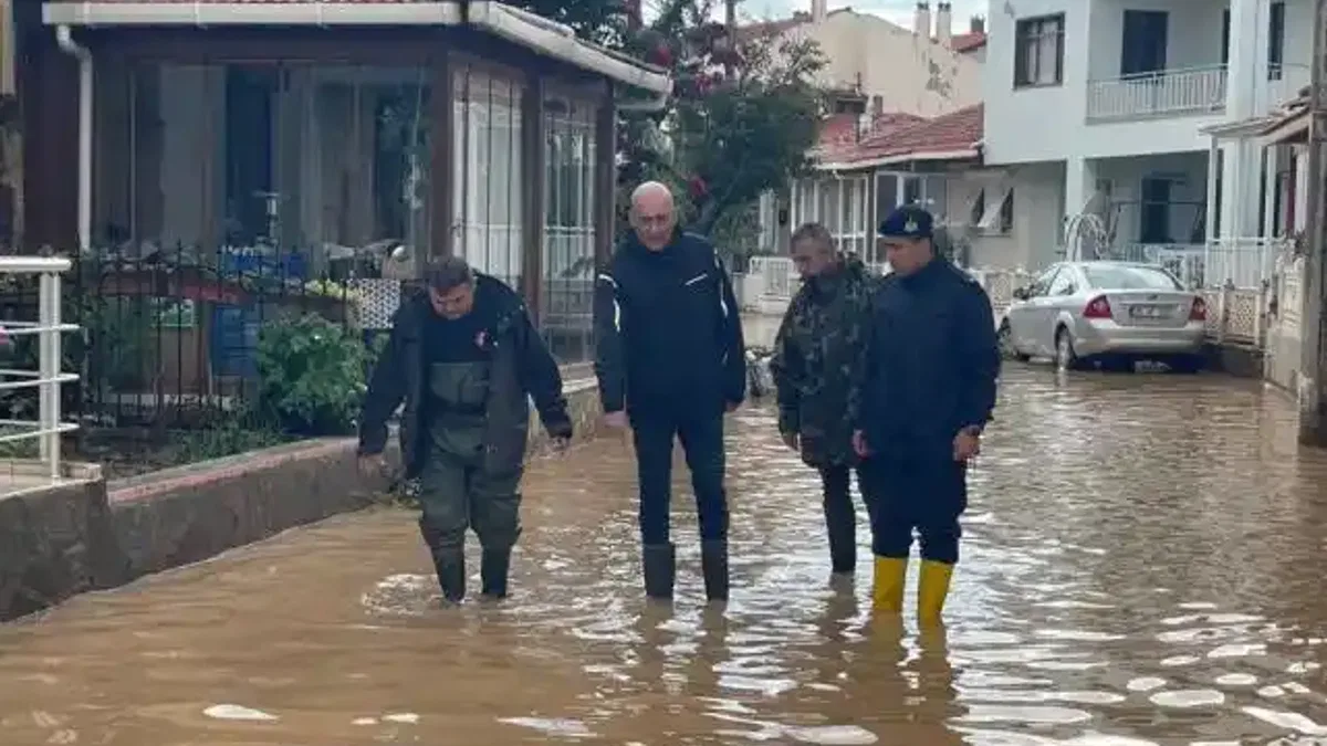 İzmir Foça'da sel! Selden etkilenen bölgelere Kaymakam Aydın'dan inceleme