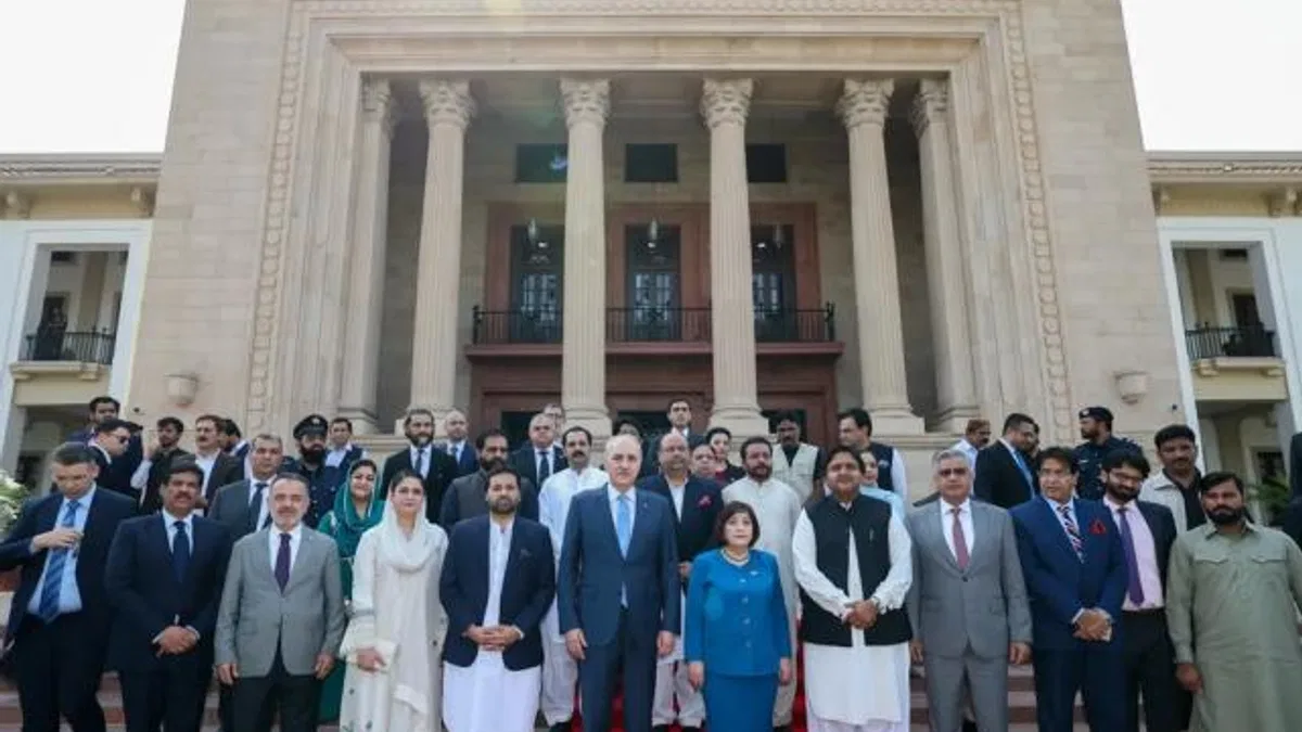 Pakistan'da Kurtulmuş'tan Pencap Eyalet Meclisi'ne ziyaret